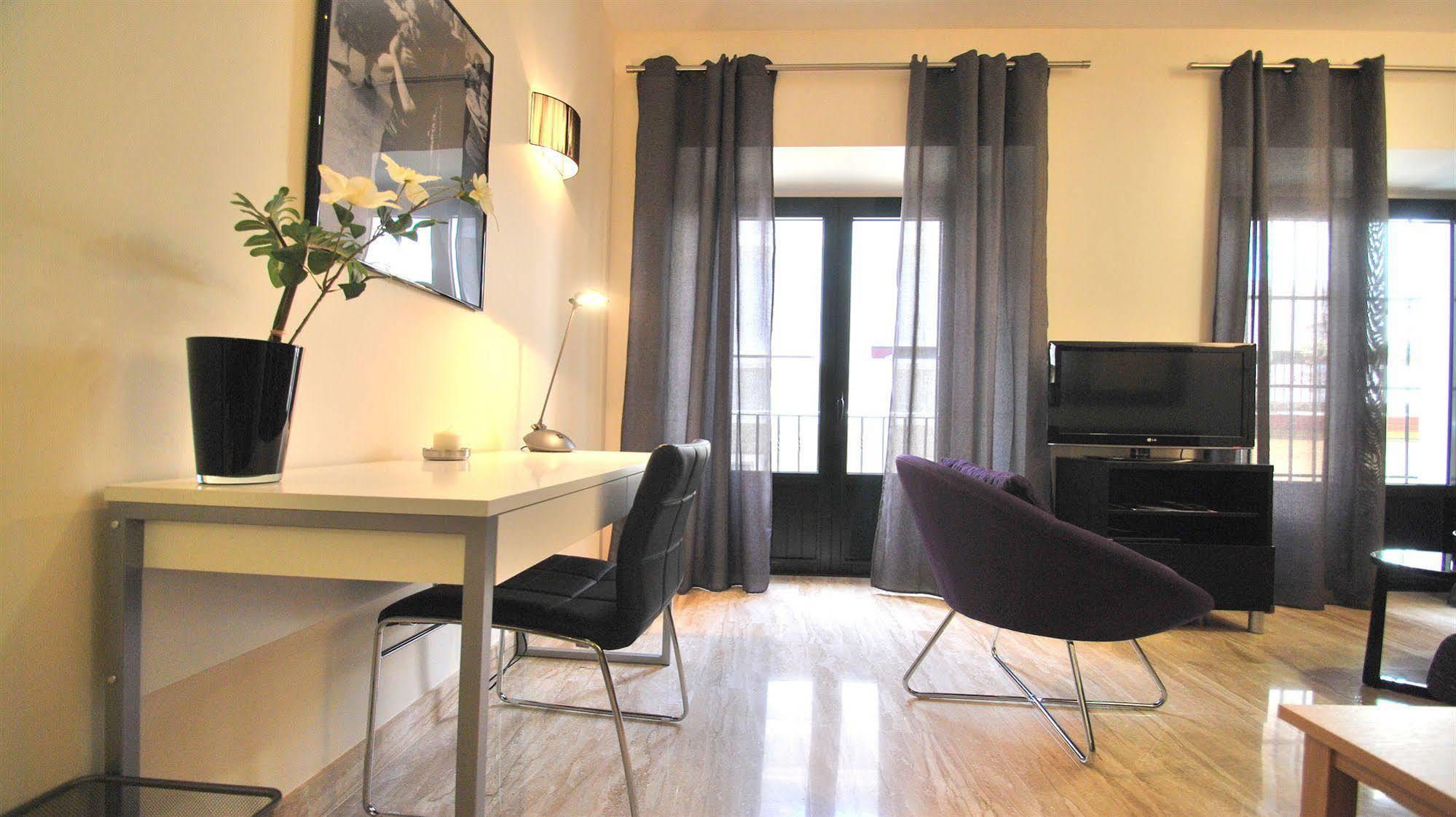 Apartamentos Living Sevilla Centro Maestranza Екстер'єр фото