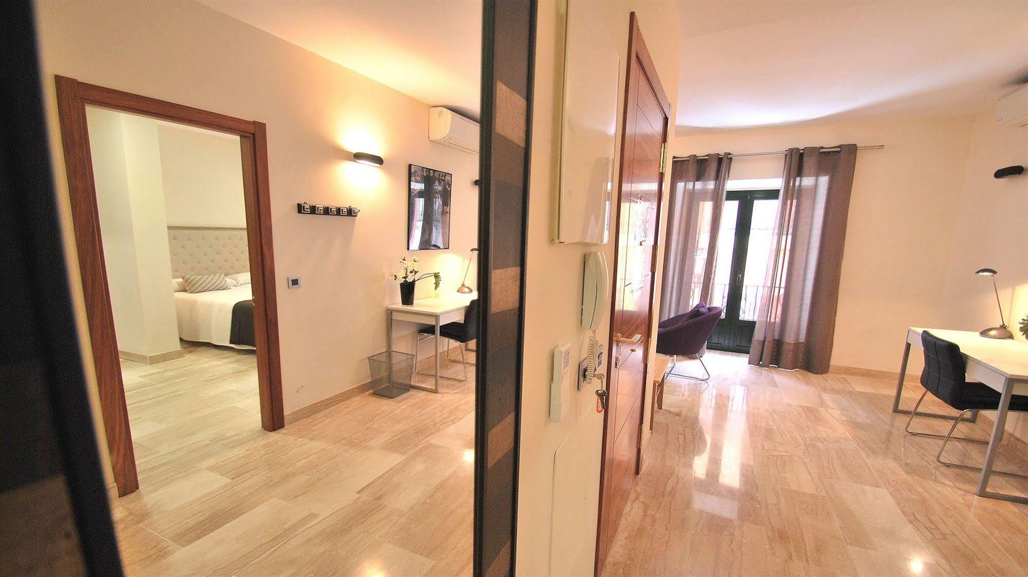 Apartamentos Living Sevilla Centro Maestranza Екстер'єр фото